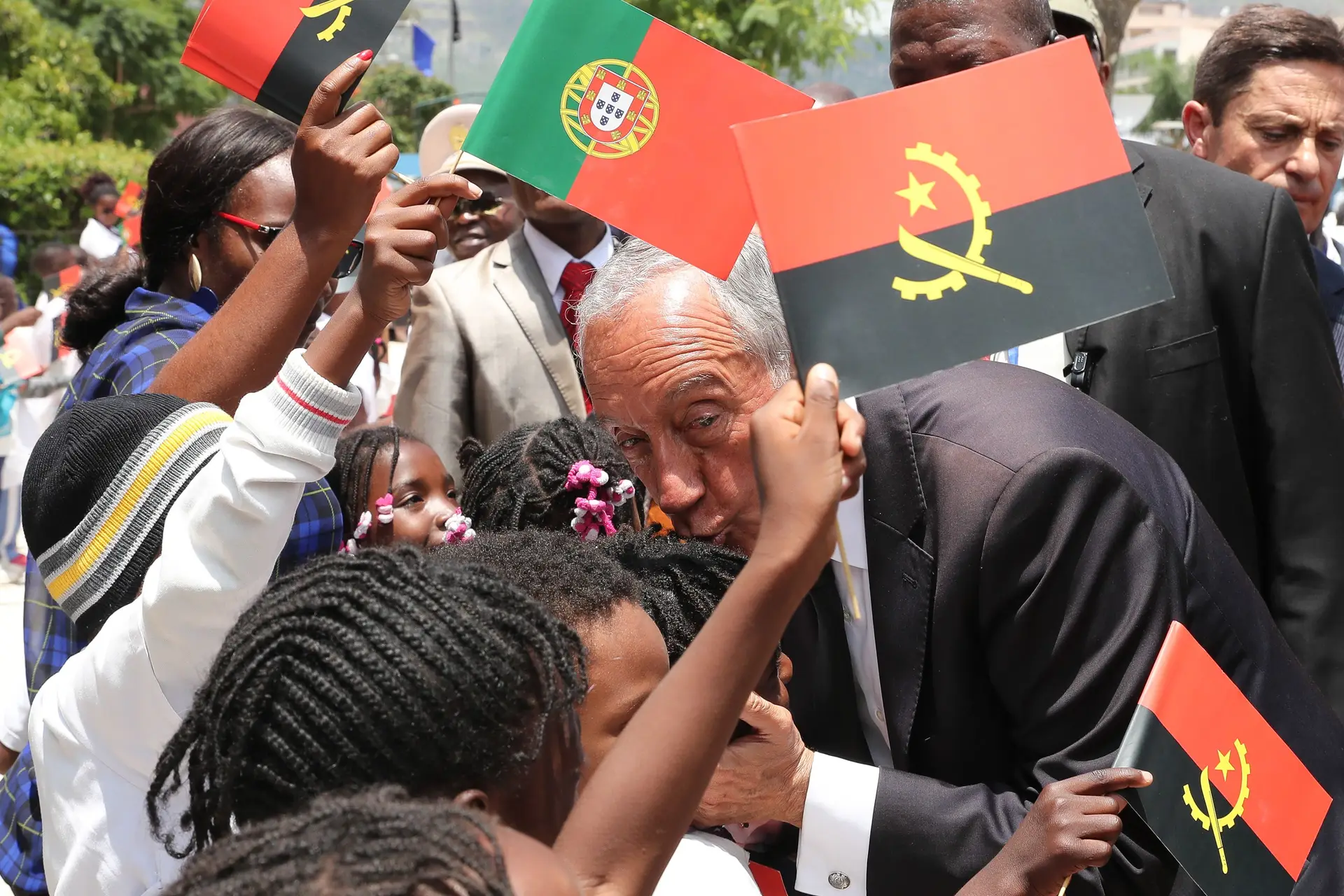 Presidente da República de Portugal, Marcelo Rebelo de Sousa (C), cumprimenta crianças à chegada à sede do Governo do Lubango, no segundo dia da visita de Estado a Angola entre 6 e 9 de março.