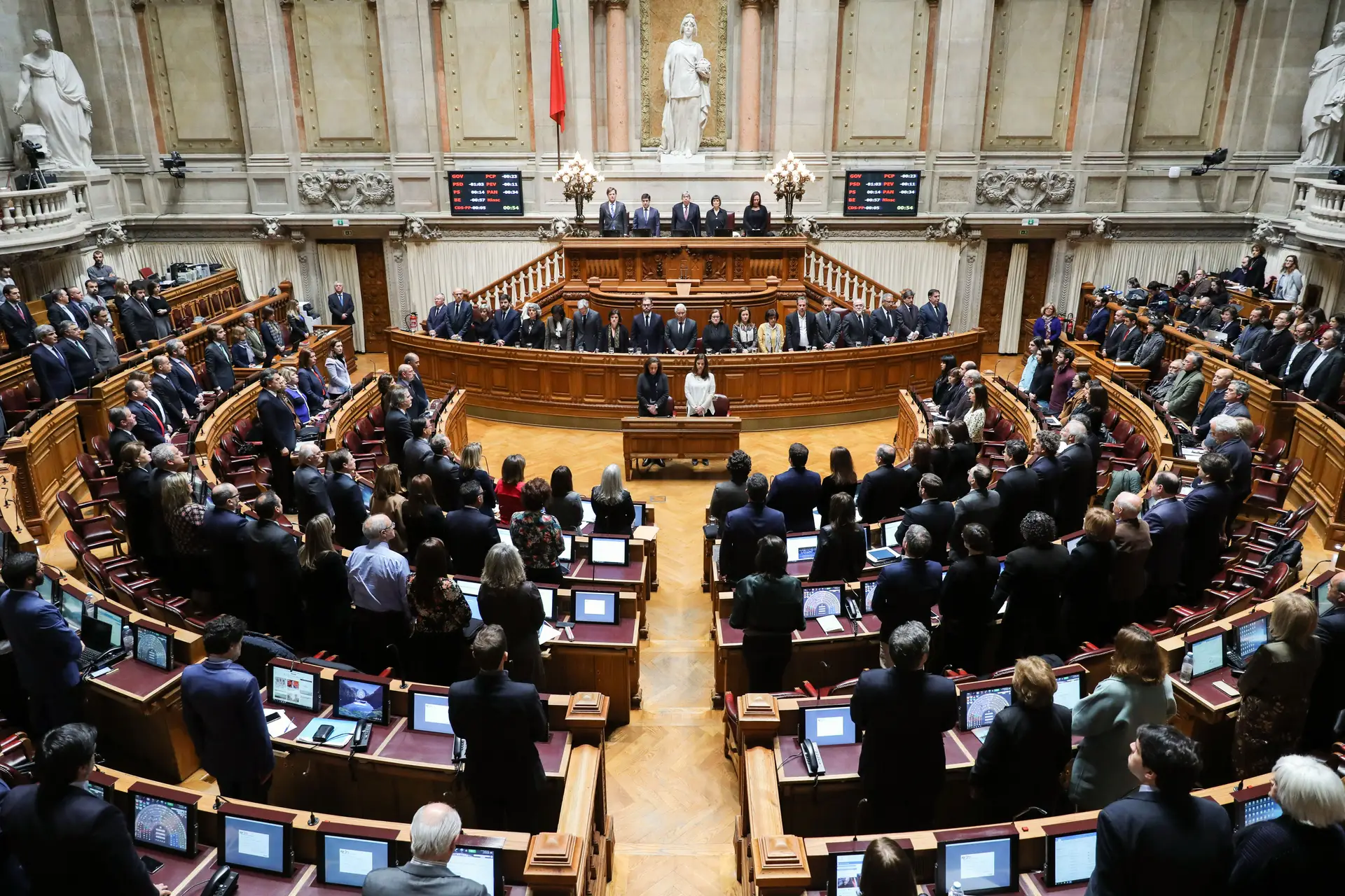 Parlamento cumpre minuto de silêncio pelas vítimas de violência doméstica
