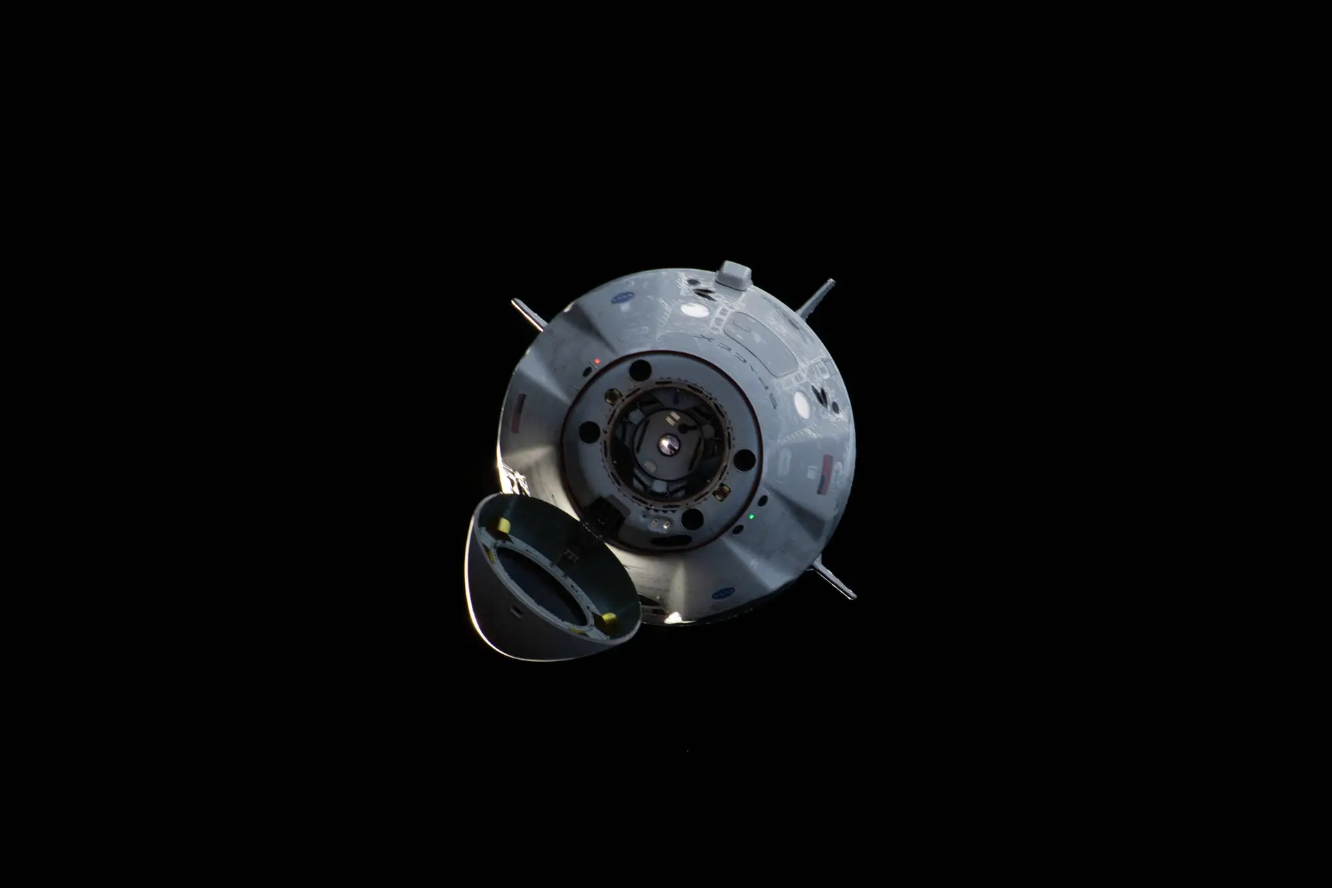 O último desafio da cápsula Dragon da SpaceX: regressar à Terra inteira