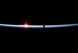 A cápsula Crew Dragon a aproximar-se da Estação Espacial a 3 de março, numa fotografia tirada pela astronauta da NASA Anne McClain a bordo da Estação