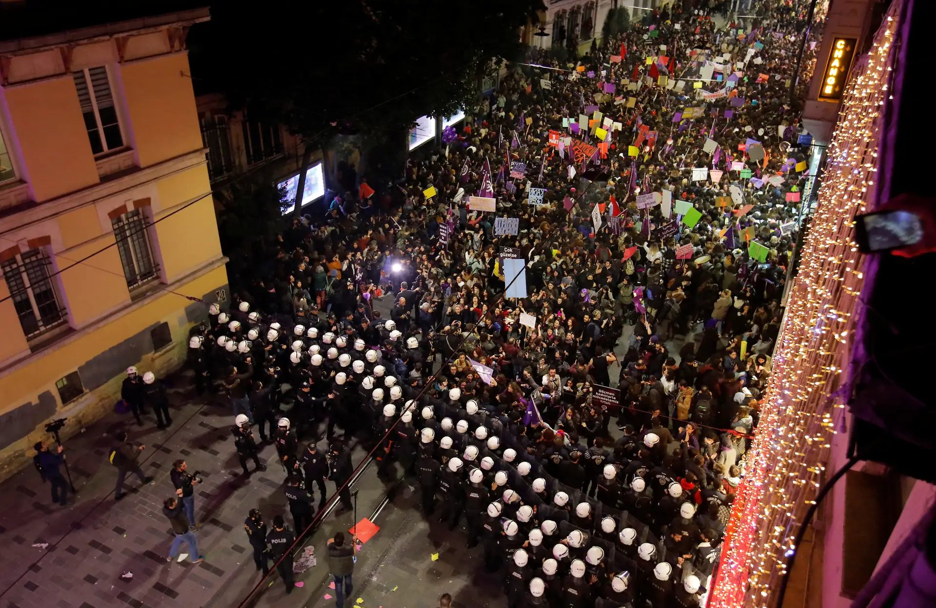 Polícia dispersa com gás lacrimogéneo marcha do Dia da Mulher em Istambul