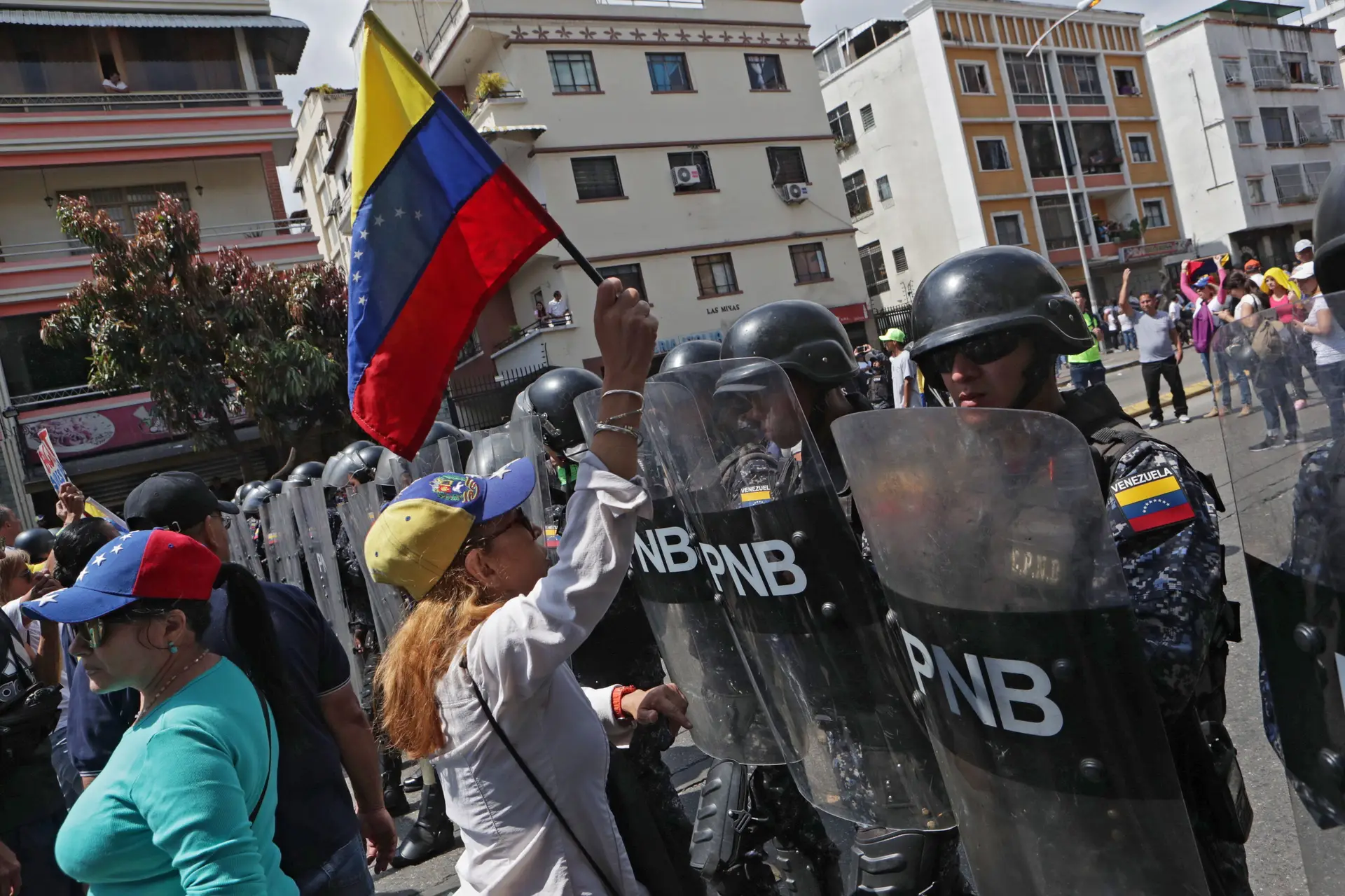 Polícia venezuelana usa gás lacrimogéneo para dispersar manifestação da oposição