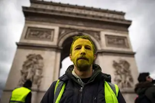 Coletes amarelos cumprem 17.º sábado de protestos com 19 detenções em Paris