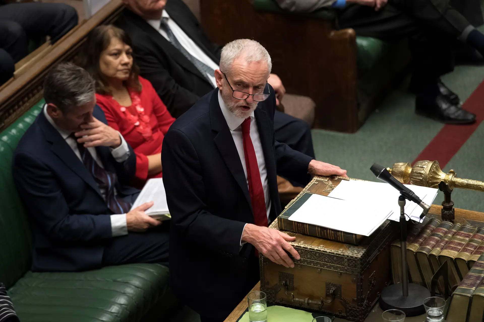 Líder da oposição desafia Theresa May a demitir-se "já"