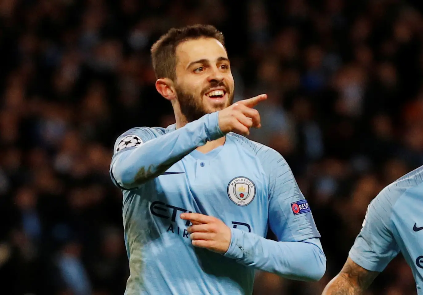 Bernardo ajuda City a vencer Schalke e a garantir presença nos quartos das Champions