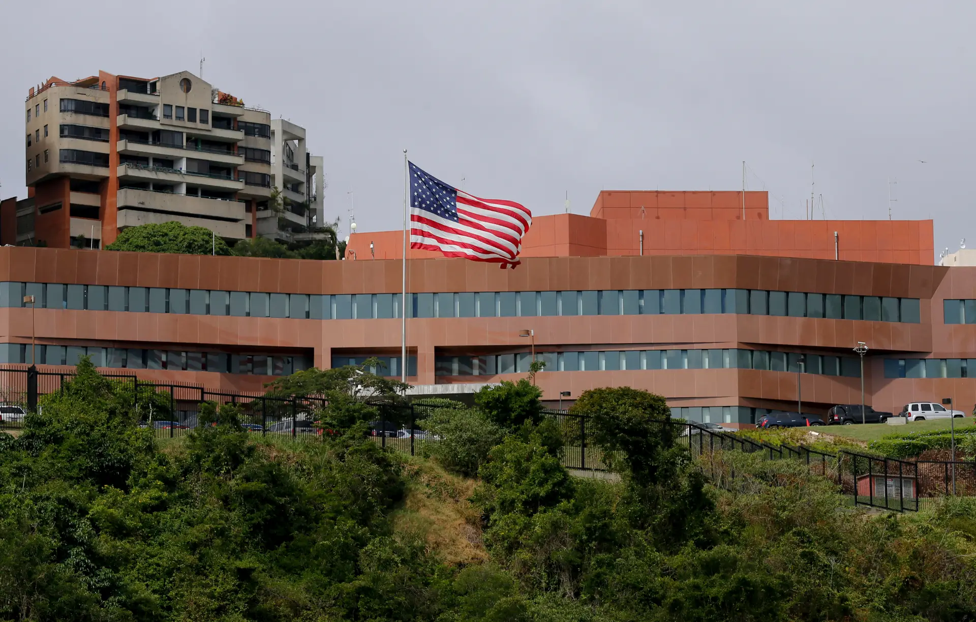 A embaixada dos EUA no topo da colina de Caracas