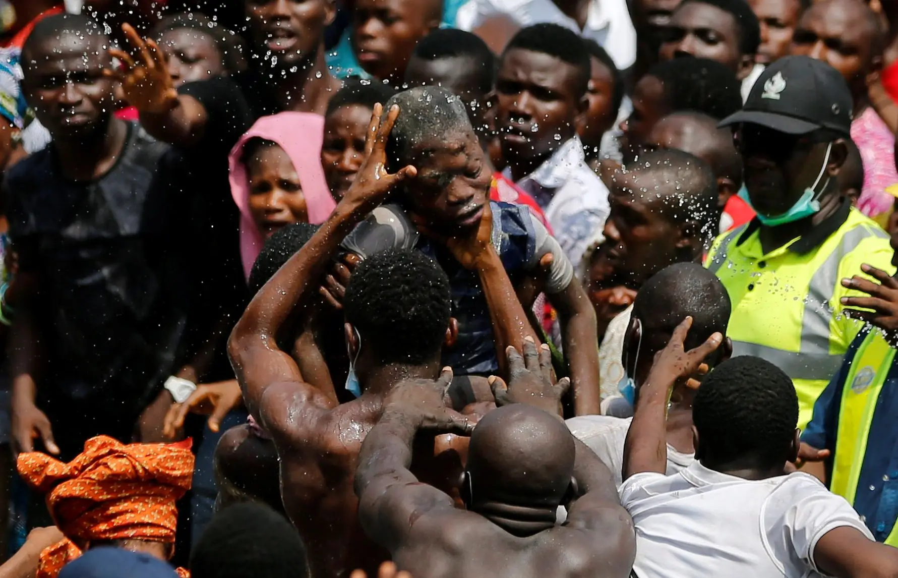 Pelo menos 100 crianças soterradas em escola primária na Nigéria