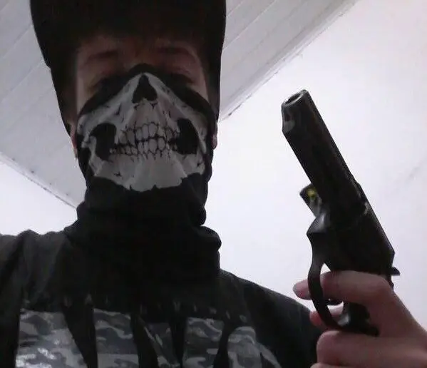 Um dos autores de tiroteio em escola brasileira publicou fotos armado antes do crime