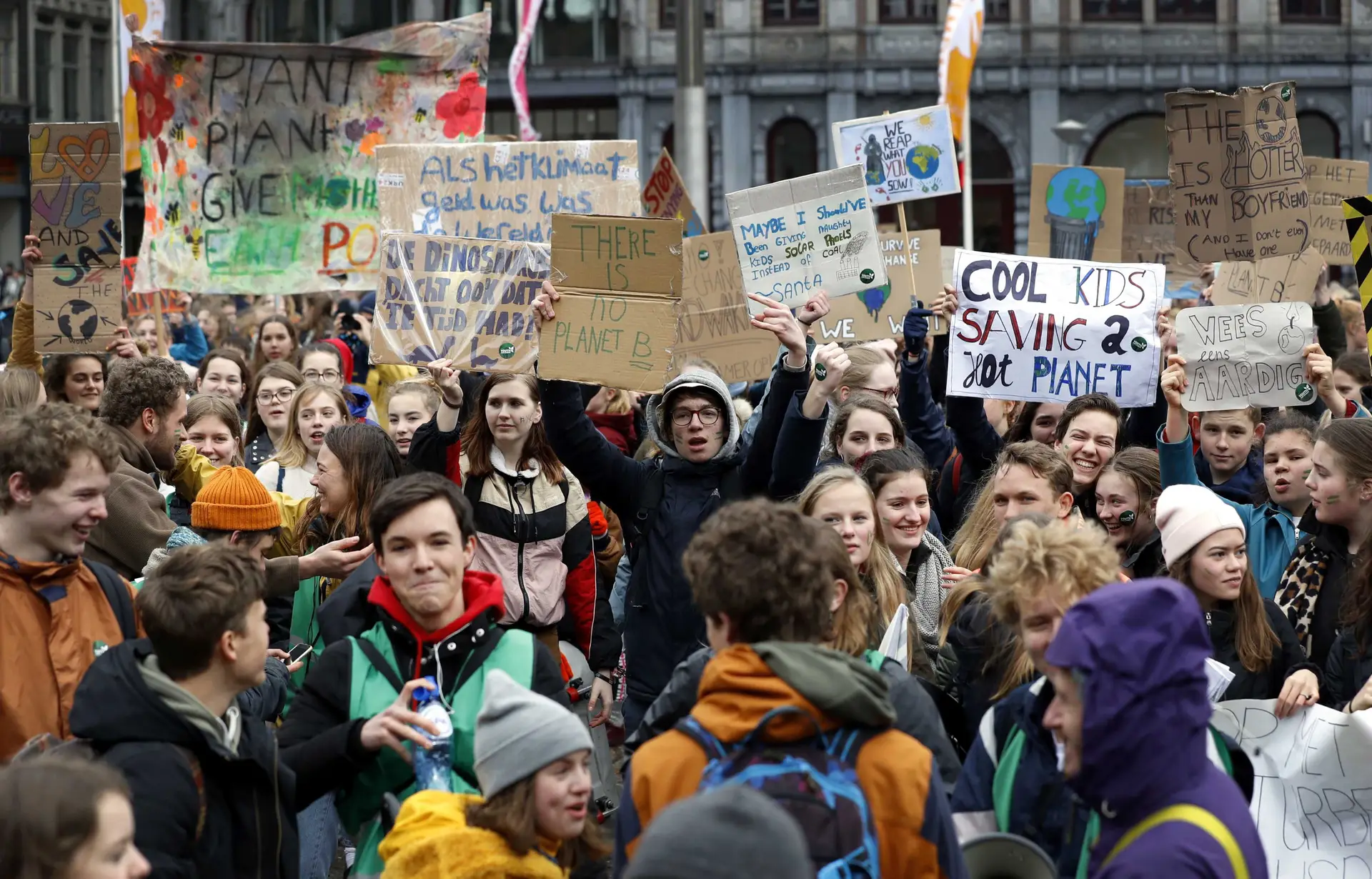 Milhares de estudantes de 106 países manifestam-se pelo clima