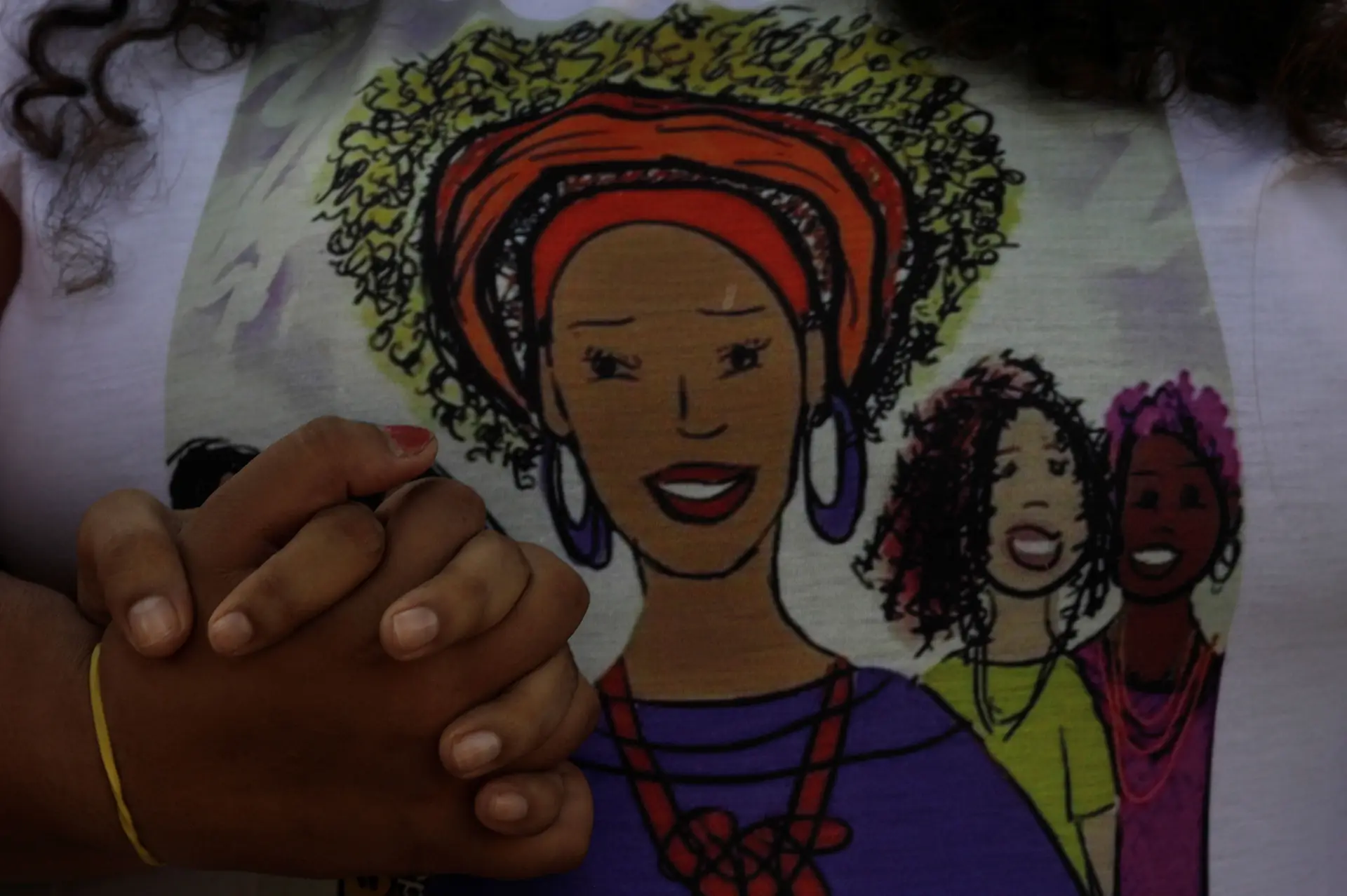 No Rio de Janeiro, uma mulher usa uma camisola com a imagem de Marielle Franco, no dia em que se assinala um ano do assassinato da ativista brasileira.