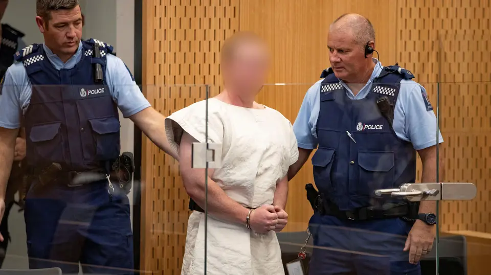 Brenton Tarrant ao ser acusado do duplo atentado contra duas mesquitas na Nova Zelândia no 1.º interrogatório judicial em Christchurch
