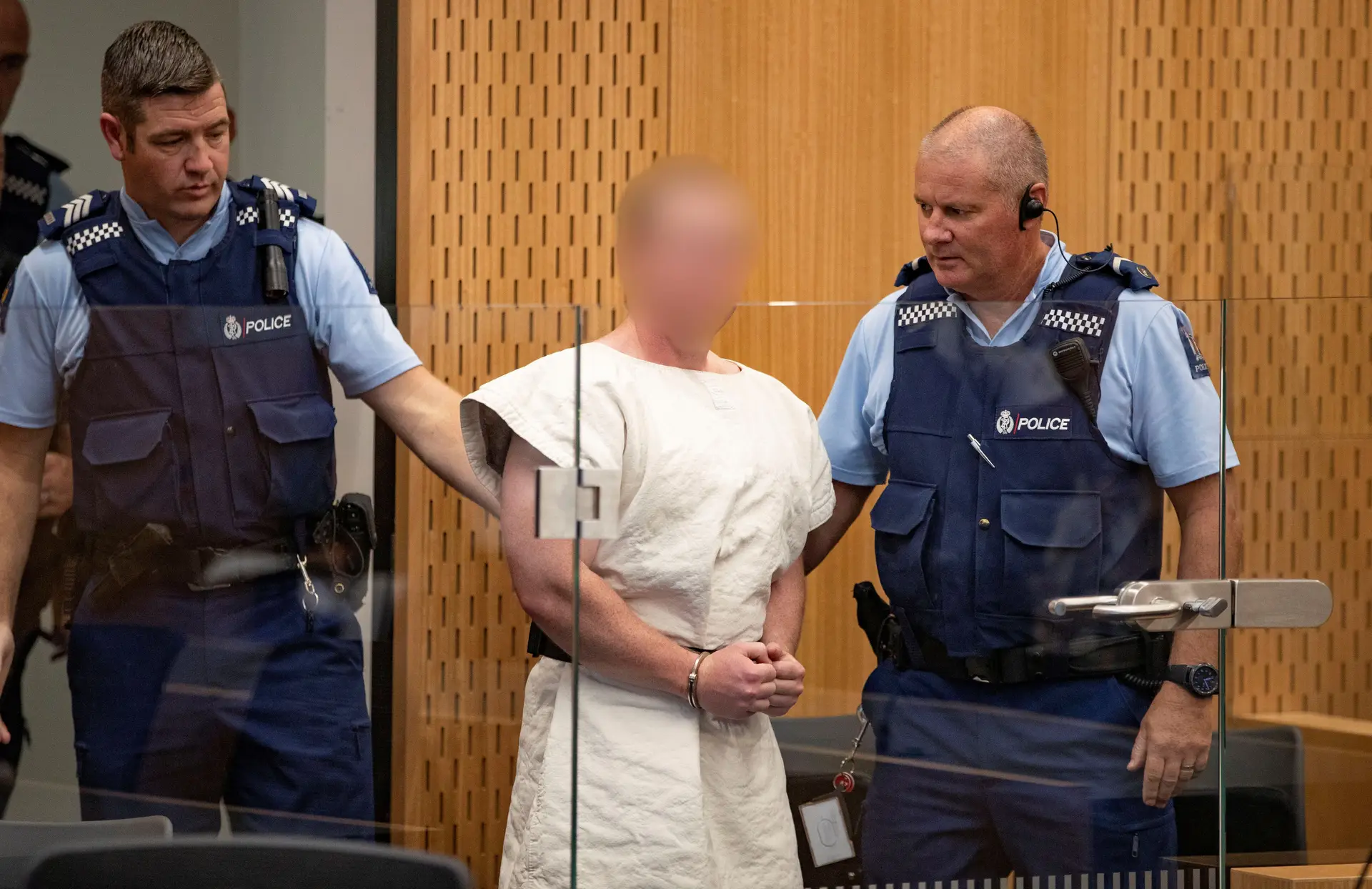 Brenton Tarrant ao ser acusado do duplo atentado contra duas mesquitas na Nova Zelândia no 1.º interrogatório judicial em Christchurch