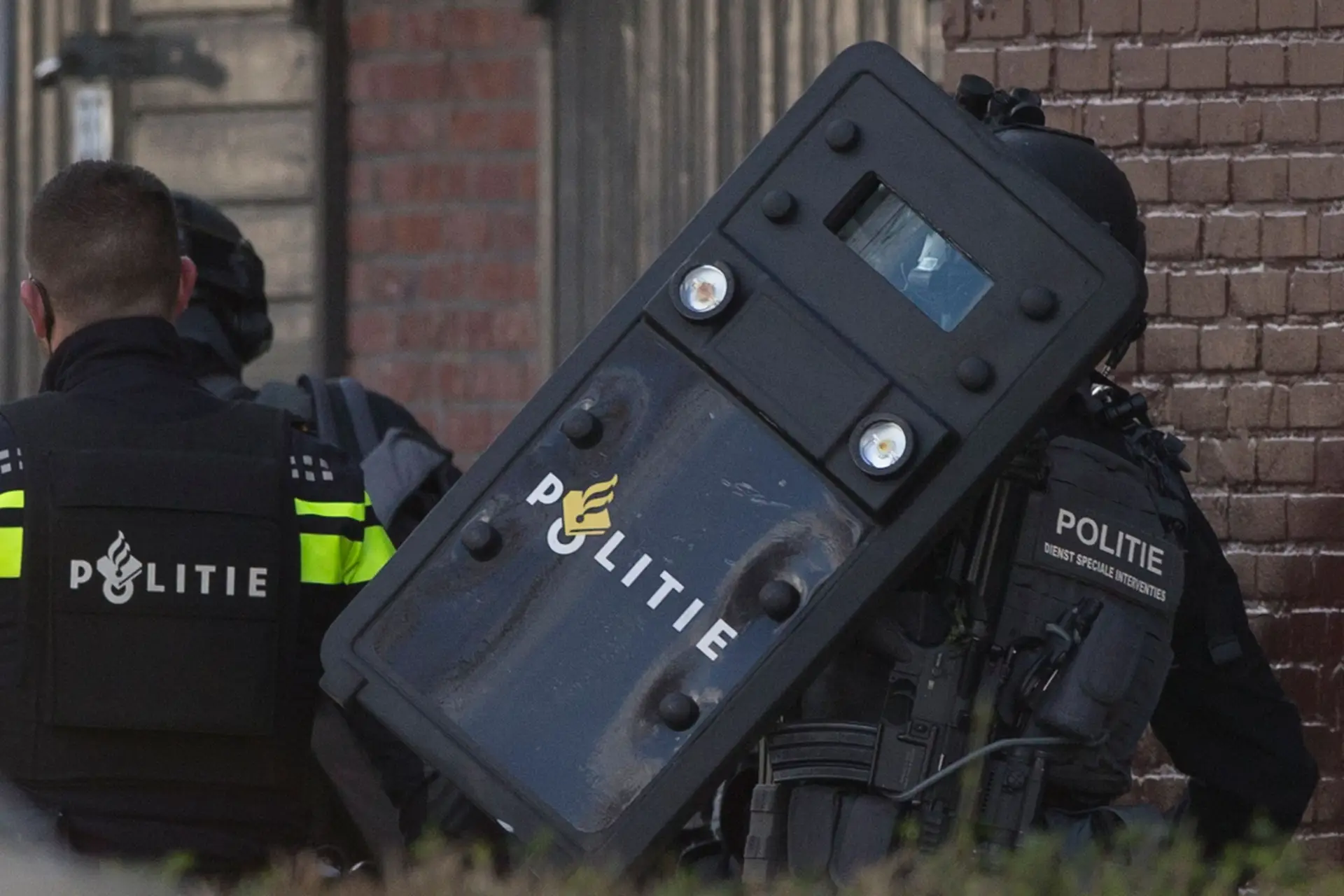 Polícia encontra 16 pessoas em camião que ia embarcar da Holanda para Inglaterra