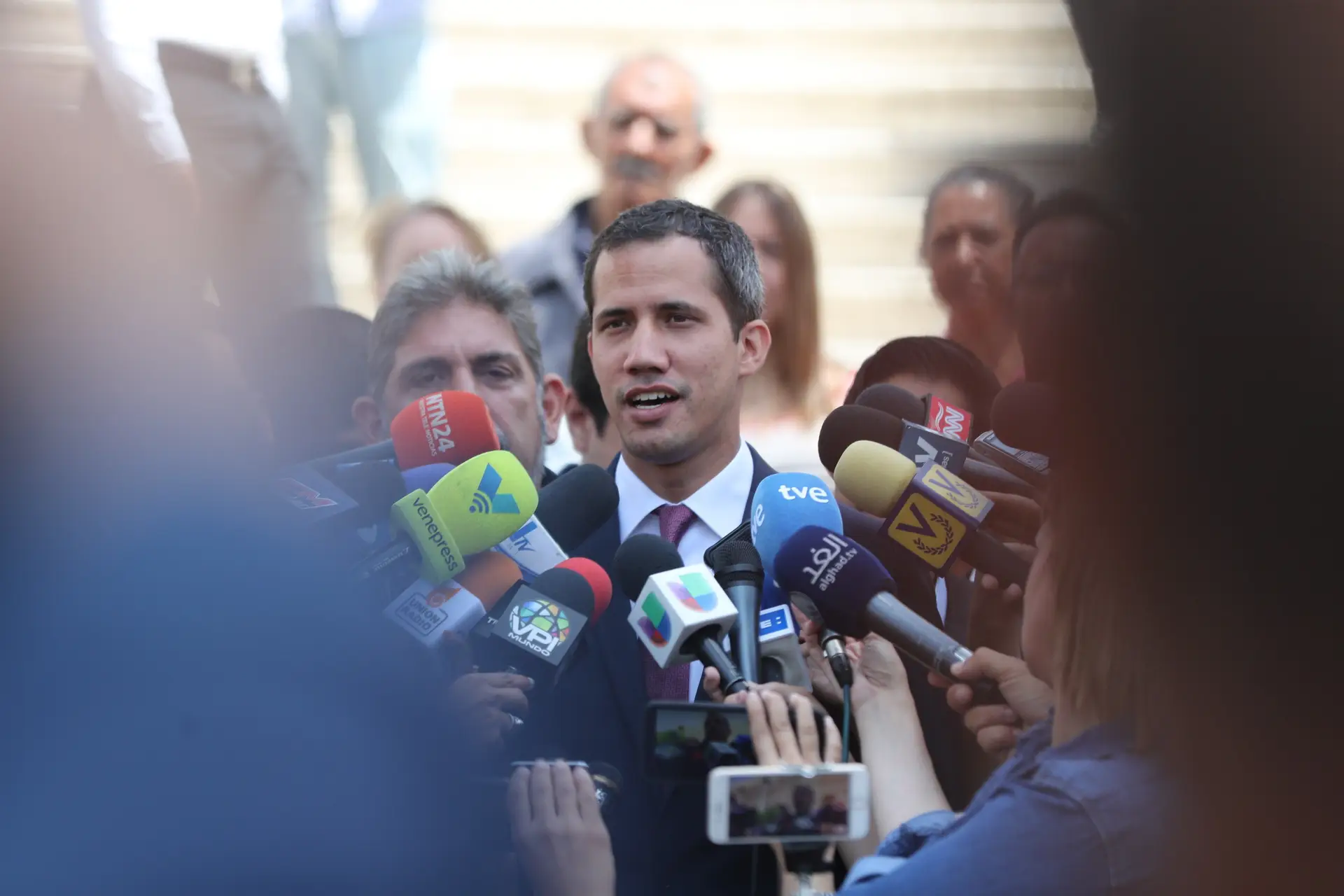 O líder da oposição venezuelana discursa à imprensa, em Caracas.
