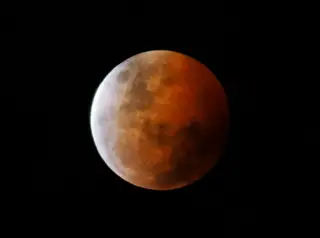 Um eclipse lunar total, também conhecido como "lua de sangue", em Gosford, ao norte de Sydney, 8 de outubro de 2014.