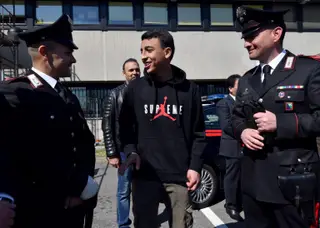 O adolescente que salvou os colegas ao fingir rezar em árabe