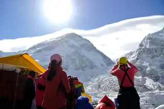 Corpos de alpinistas mortos no Evereste expostos devido ao degelo de glaciares
