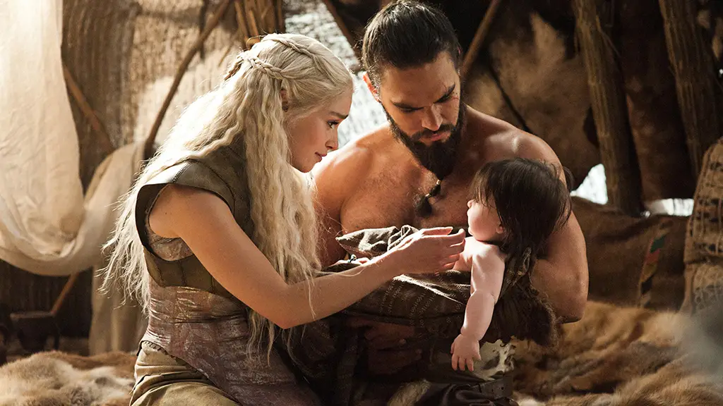 Khal Drogo (Jason Momoa) e Daenerys Targaryen (Emilia Clarke) no último episódio da 1.ª temportada da "Guerra dos Tronos"
