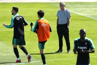 Fernando Santos dirige treino aos jogadores que não defrontaram a Ucrânia