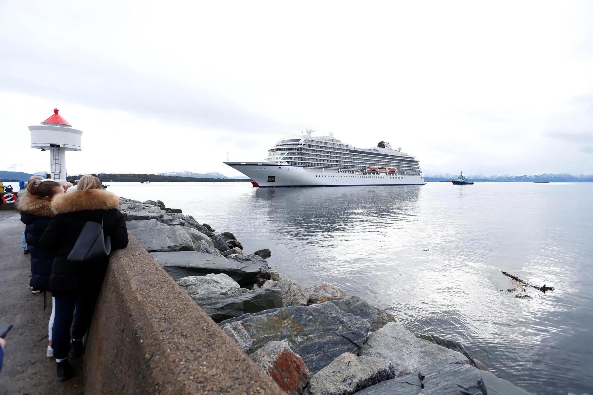 Navio cruzeiro em dificuldades na Noruega já está em porto seguro