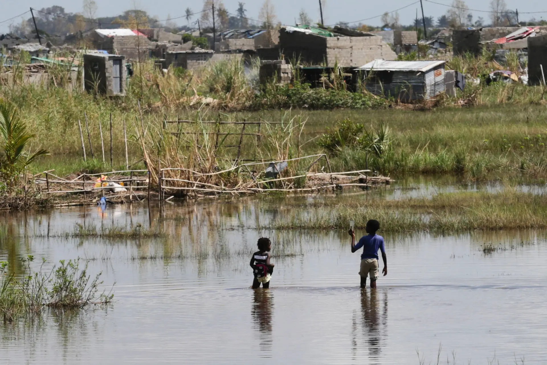 Em Moçambique, o ciclone Idai que passou a 14 de março, devastou o centro do país, destruindo tudo à passagem e provocando graves inundações.