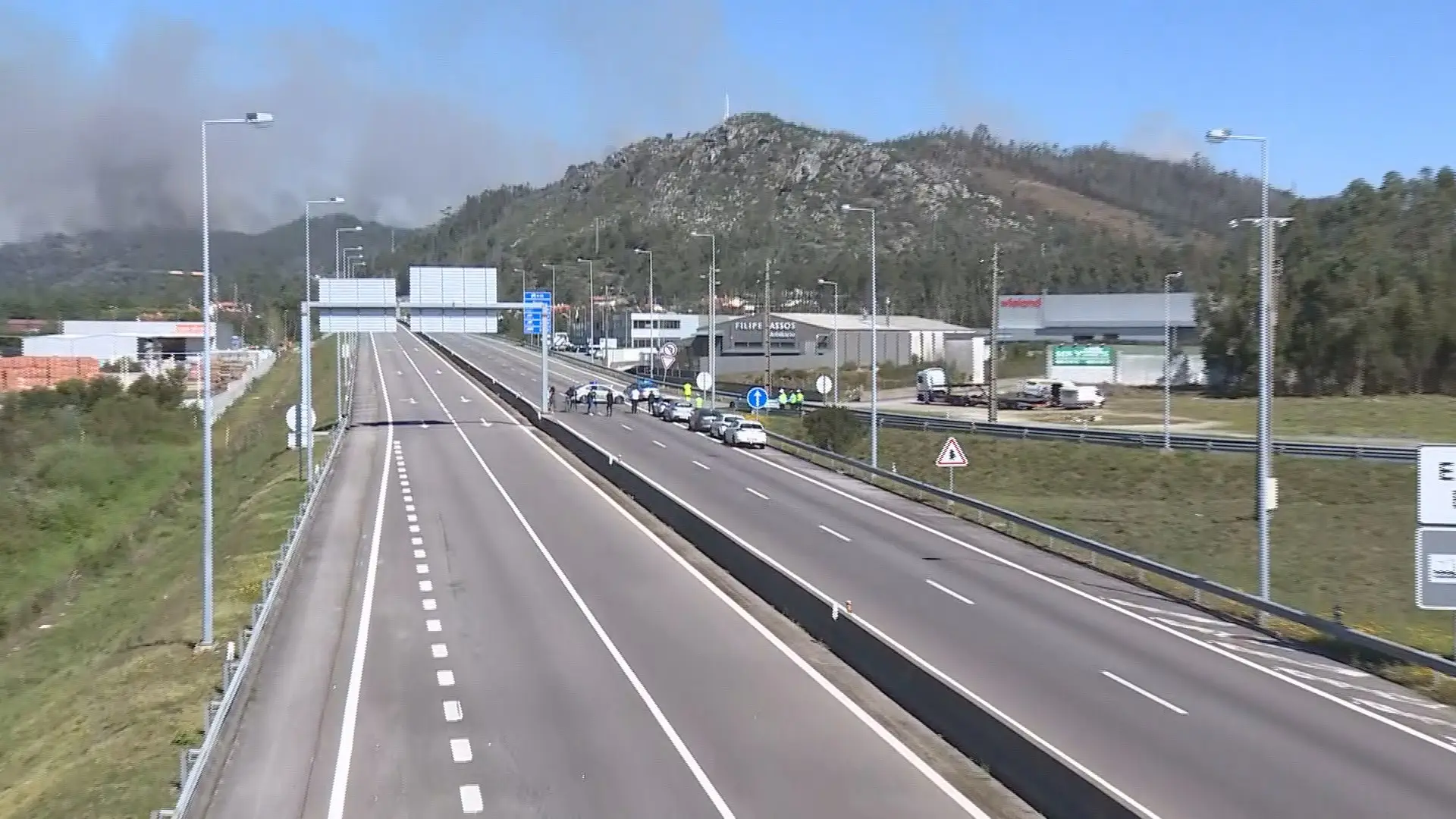 Duas escolas evacuadas e A28 cortada devido ao incêndio em Esposende