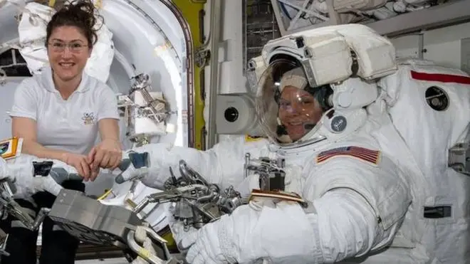 Cancelada primeira caminhada espacial 100% feminina por causa do tamanho dos fatos