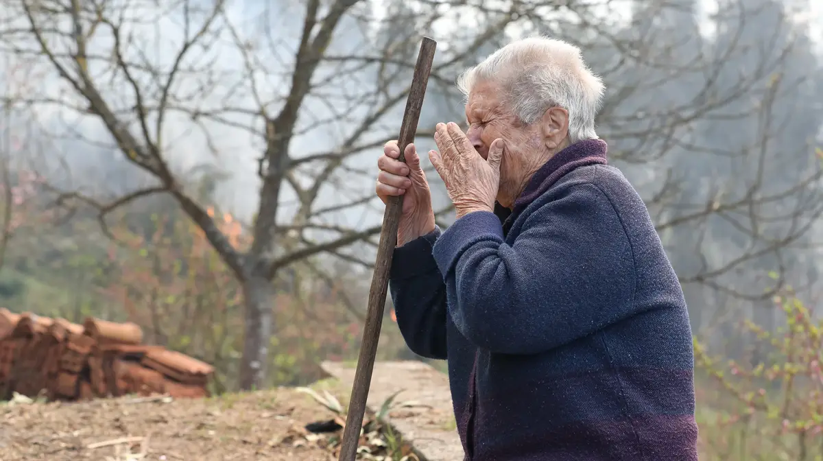 Um idosa emocionada ao observar progressão das chamas no incêndio florestal na freguesia de Pinheiro da Bemposta, Travanca e Palmaz, em Oliveira de Azeméis, em 26 de março de 2019.
