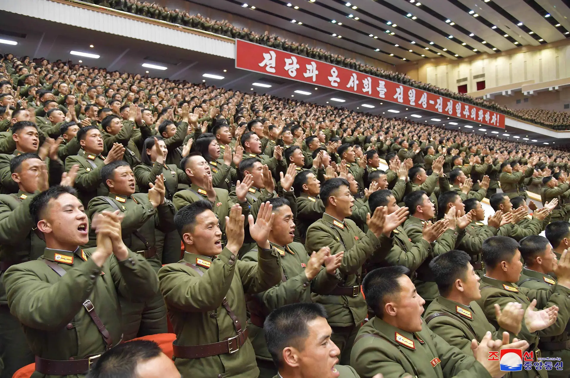 Uma imagem divulgada pela agência de notícias da Coreia do Norte mostra um encontro do Exército Popular da Coreia, em Pyongyang. 
