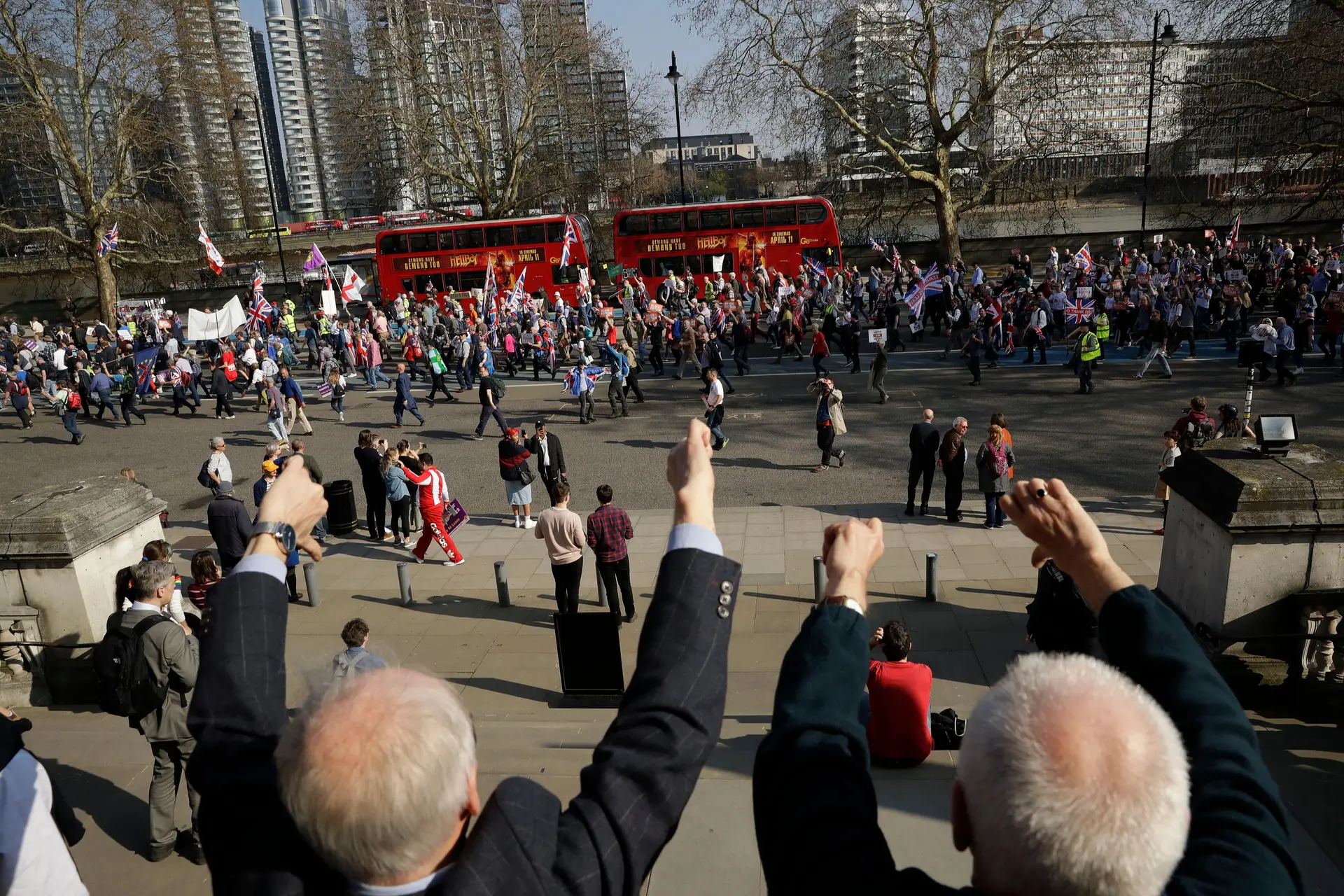 Milhares de manifestantes à porta do Parlamento britânico