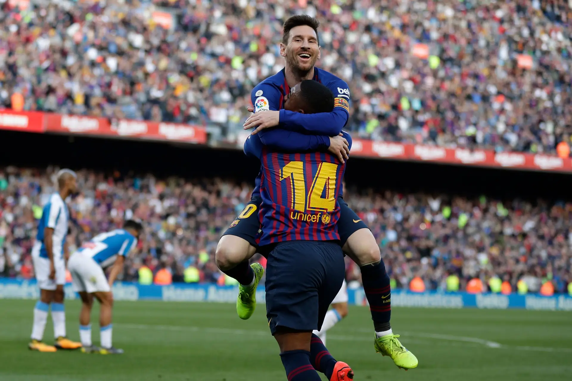 Messi "abate" Espanyol com um bis e reforça liderança do FC Barcelona