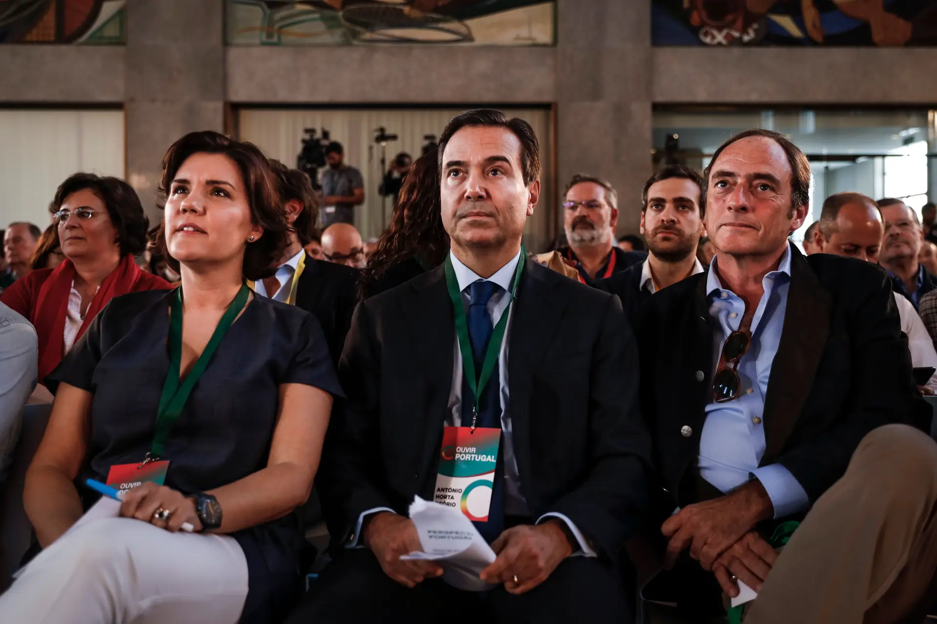 A presidente do CDS-PP, Assunção Cristas, acompanhada pelo antigo presidente do CDS-PP, Paulo Portas (D), e pelo presidente do Lloyds Bank, Antonio Horta Osorio (C), durante a sessão de encerramento do ciclo "Ouvir Portugal", em Lisboa.