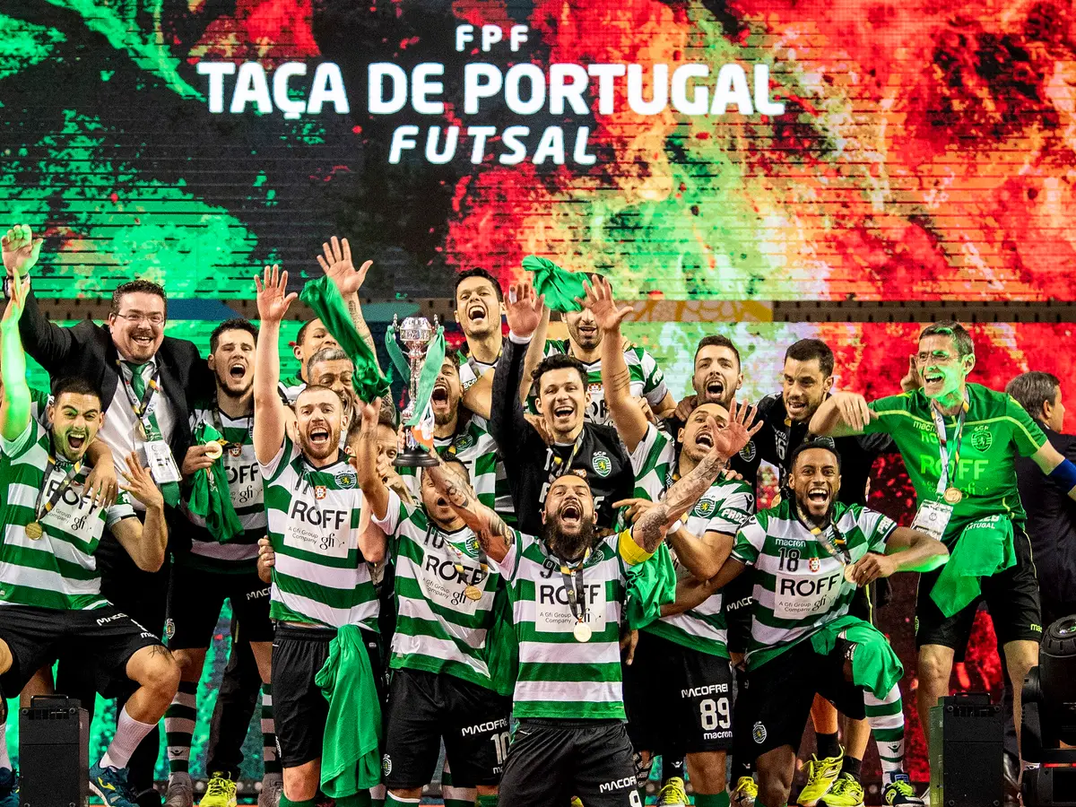 Futsal: Sporting vence Benfica e fica a um triunfo do título - SIC Notícias