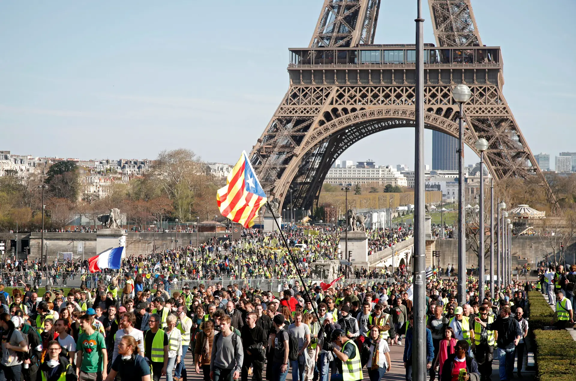 Coletes amarelos manifestam-se por toda a França