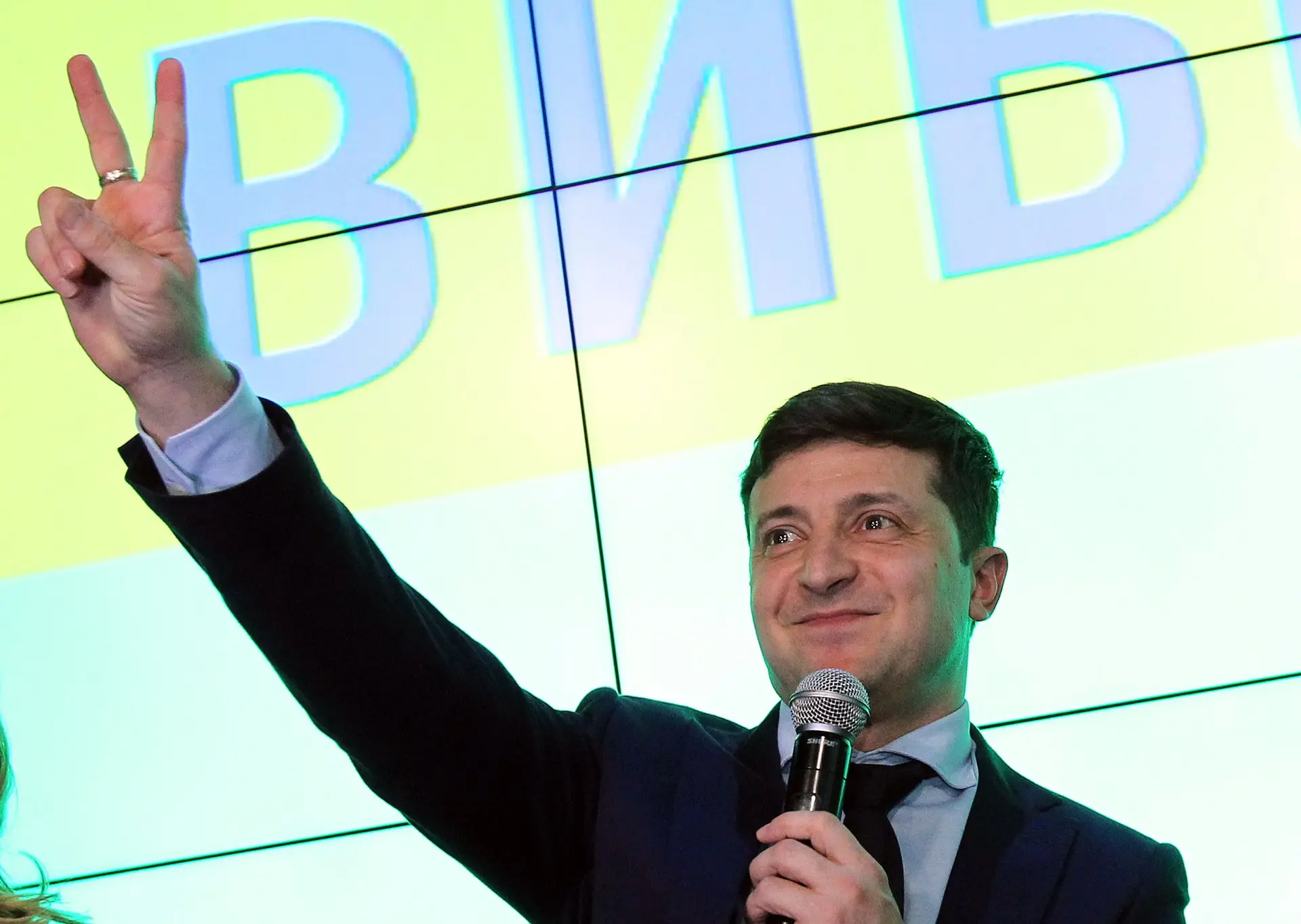 Comediante Zelensky lidera presidenciais na Ucrânia com mais de metade dos votos contados