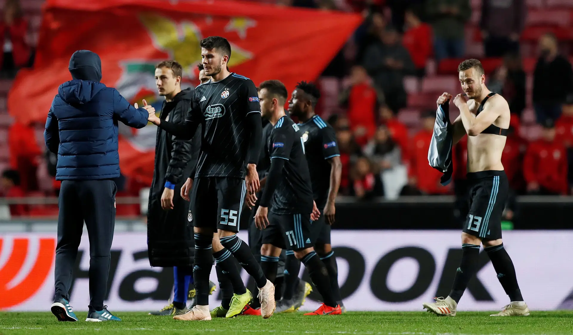 Incidentes frente ao Benfica valem dois jogos à porta fechada ao Dínamo Zagreb