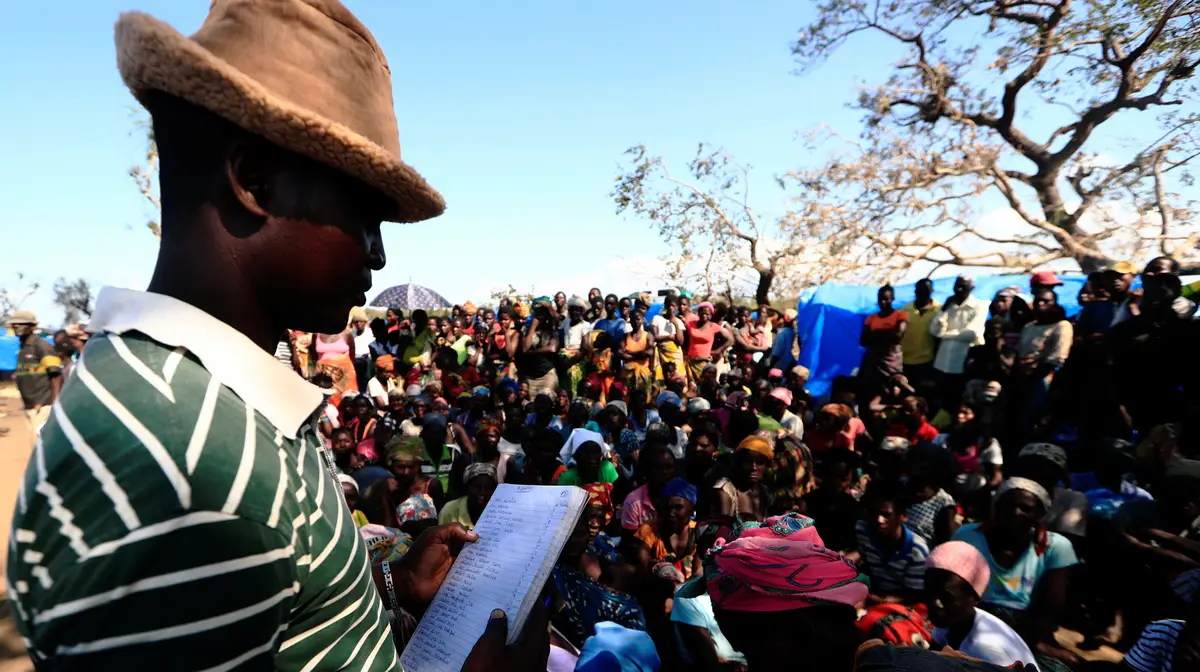 A distribuição de ajuda em Moçambique onde 140 mil pessoas vivem em abrigos após a destruição causada pelo ciclone Idai