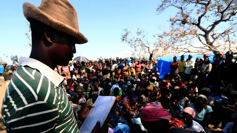 A distribuição de ajuda em Moçambique onde 140 mil pessoas vivem em abrigos após a destruição causada pelo ciclone Idai