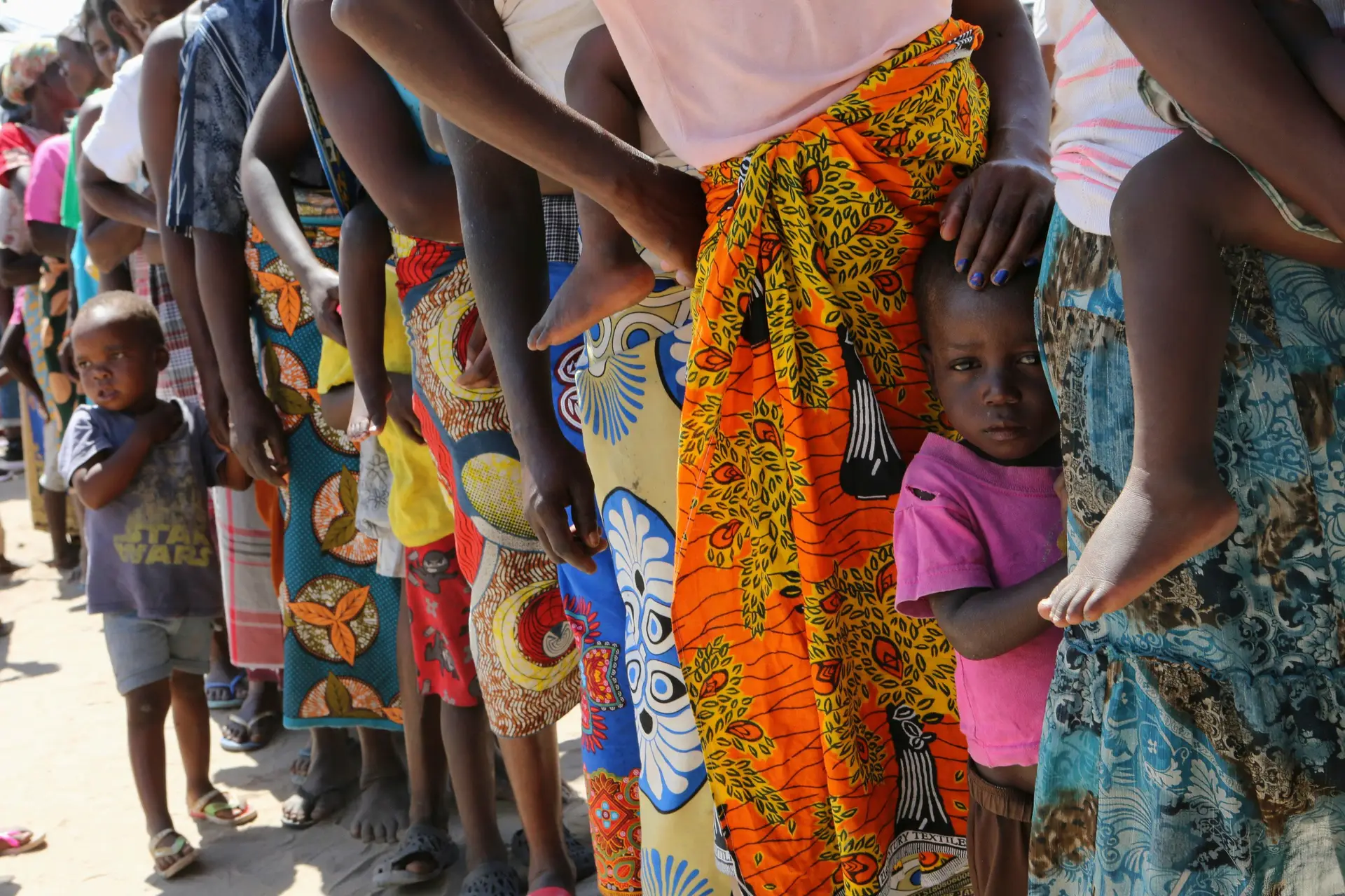 Fila de espera para a vacinação contra a cólera na Beira, Moçambique.