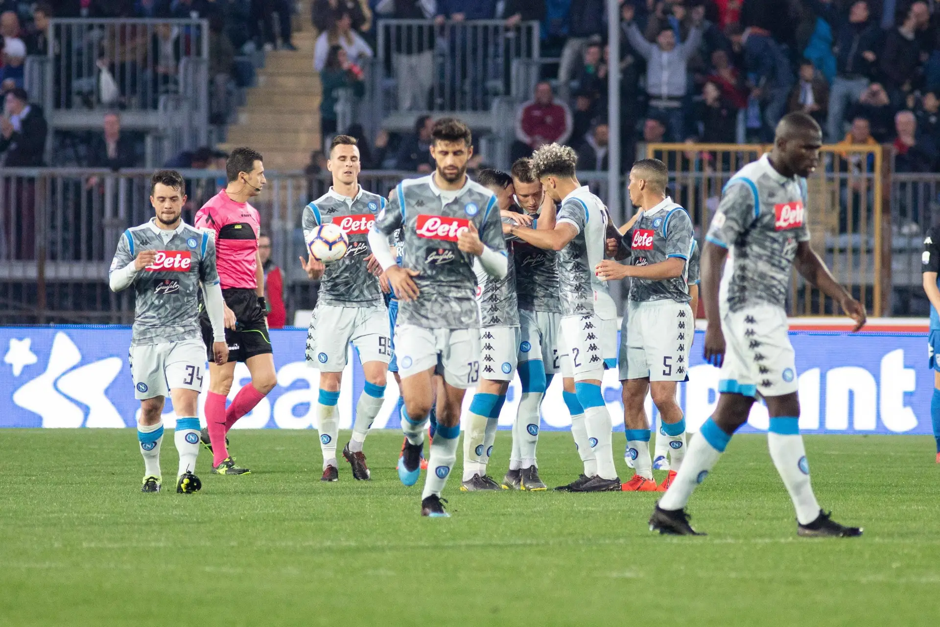 Nápoles atrasa-se na perseguição à Juventus