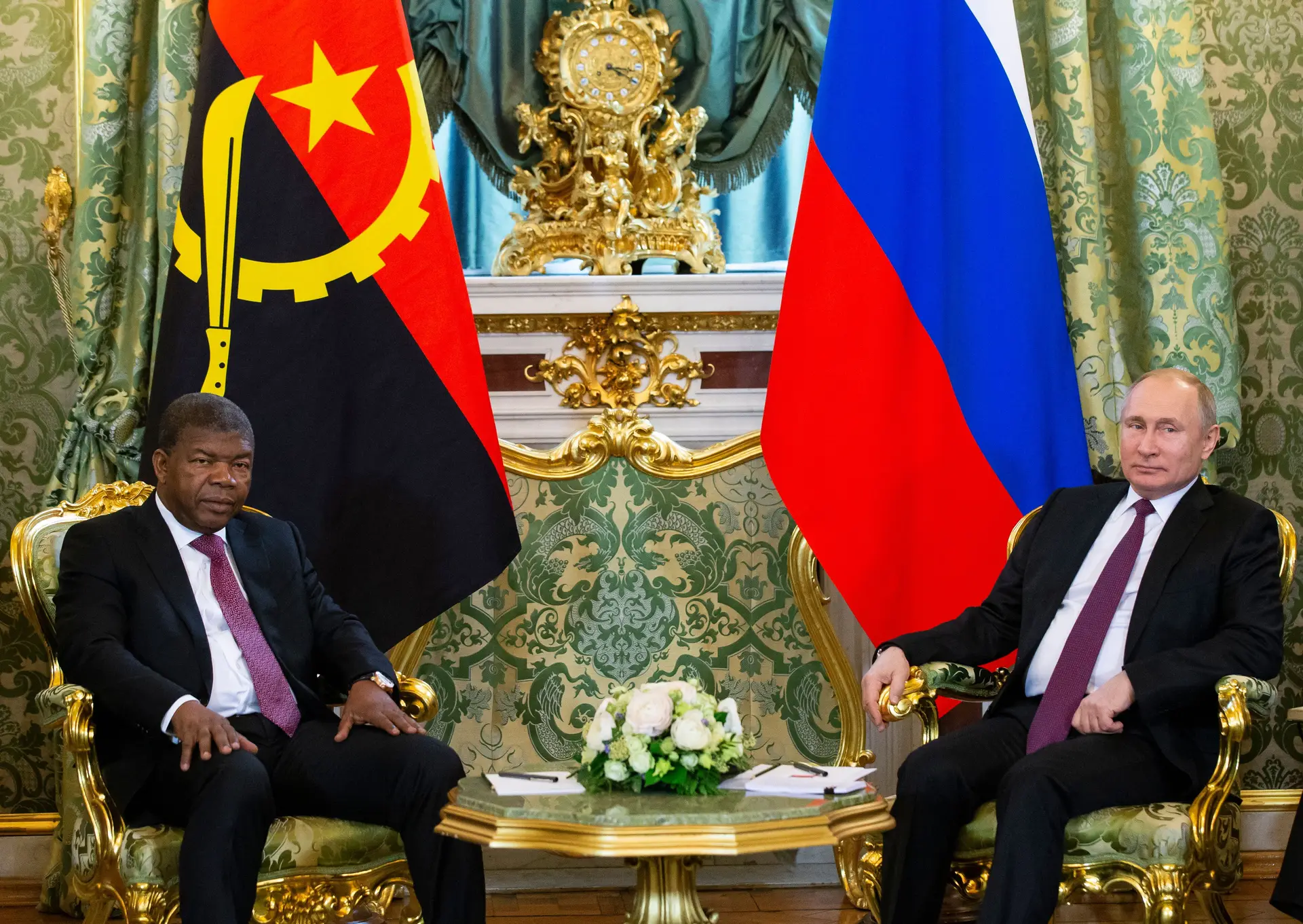 Presidente de Angola condecora Putin com a medalha da Ordem Agostinho Neto