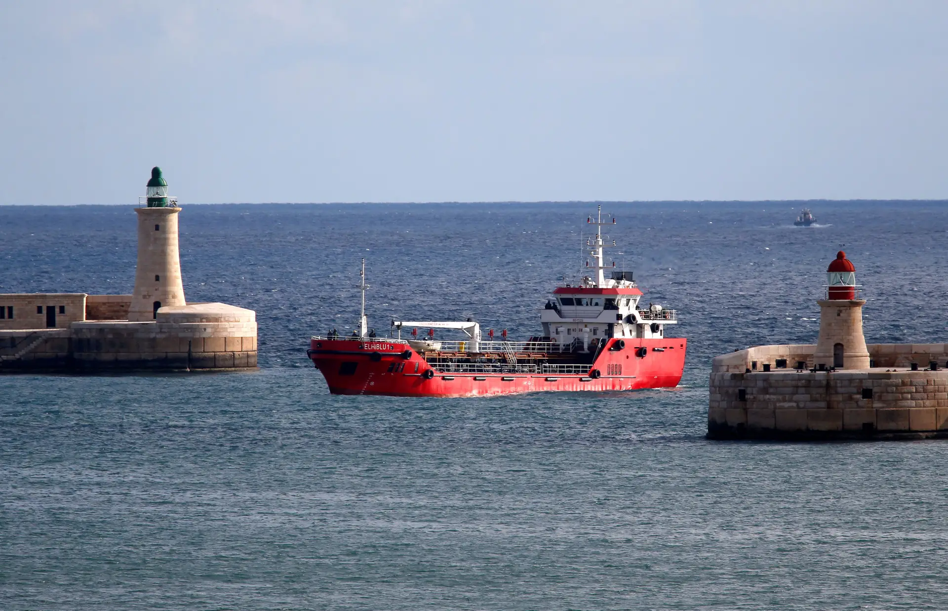Navio com 64 pessoas preso no mar e sem autorização para desembarcar