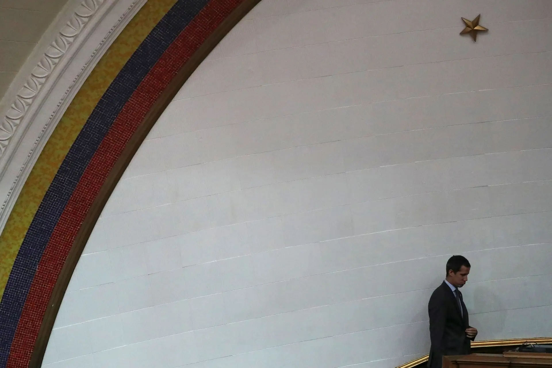 UE rejeita decisão de levantar imunidade parlamentar de Guaidó