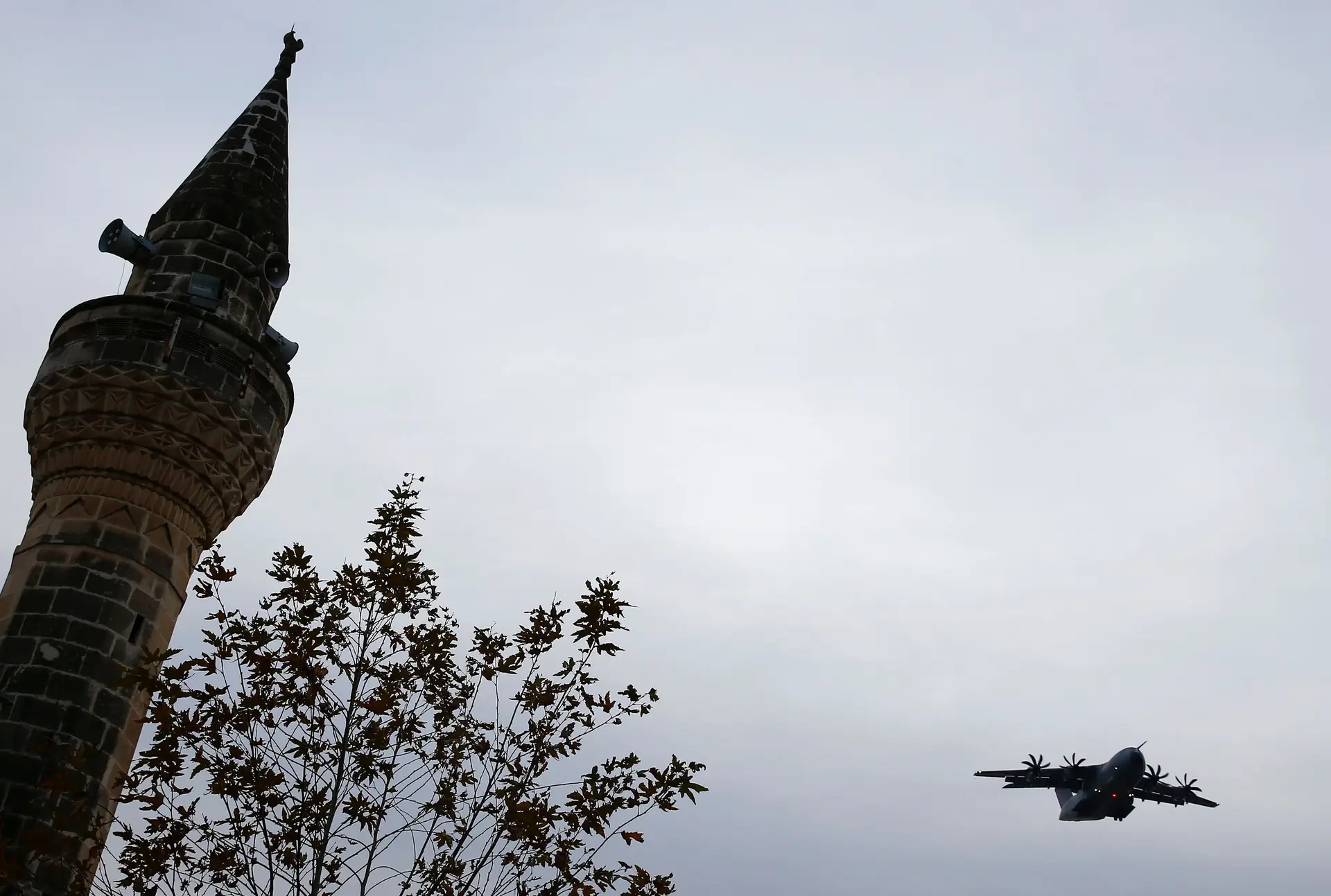 Avião da Força aérea da Alemanha levanta voo da base aérea de Incirlik, na Turquia, no âmbito da campanha internacional contra o DAESH no Médio Oriente