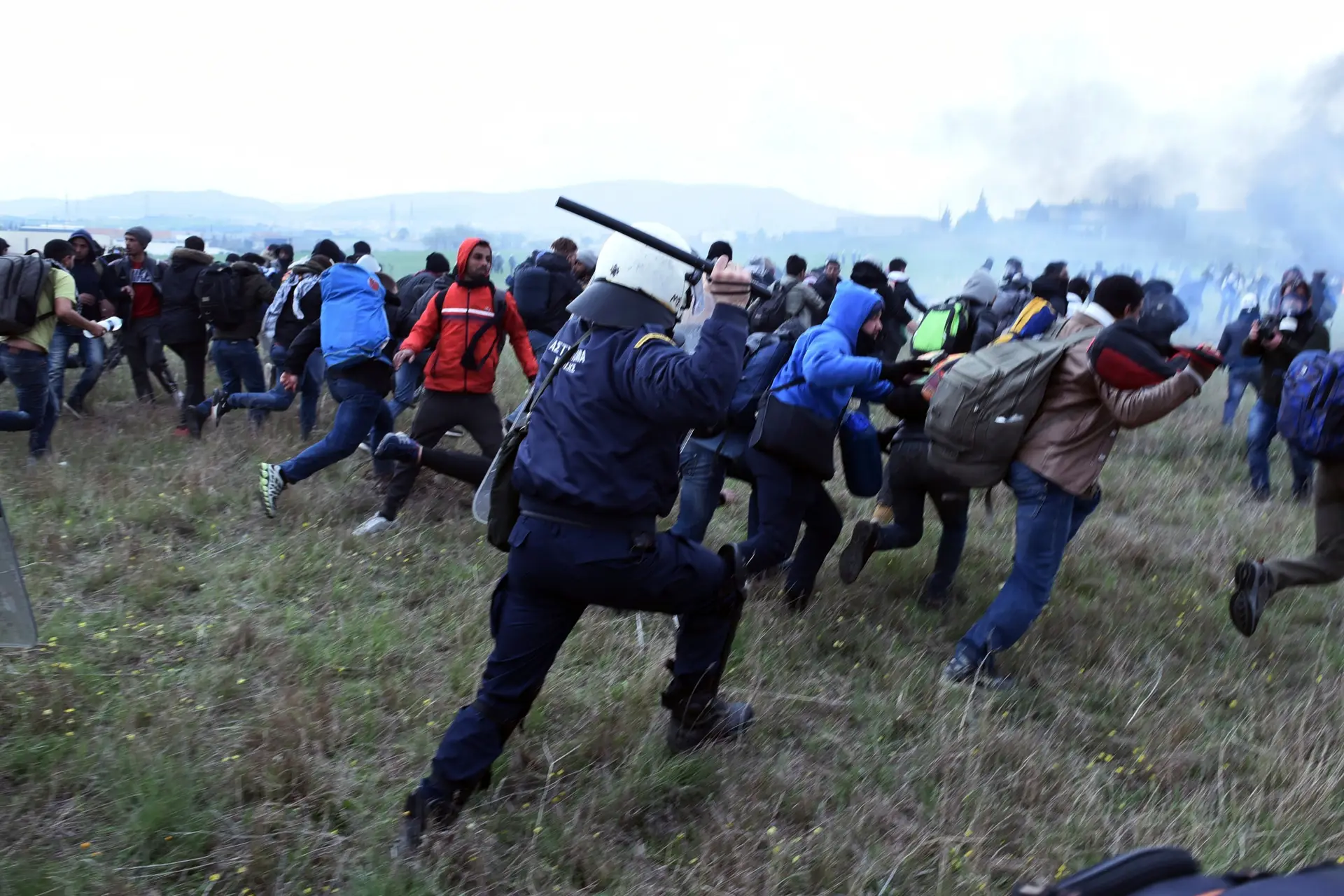 Centenas de migrantes na Grécia envolveram-se em confrontos com a polícia