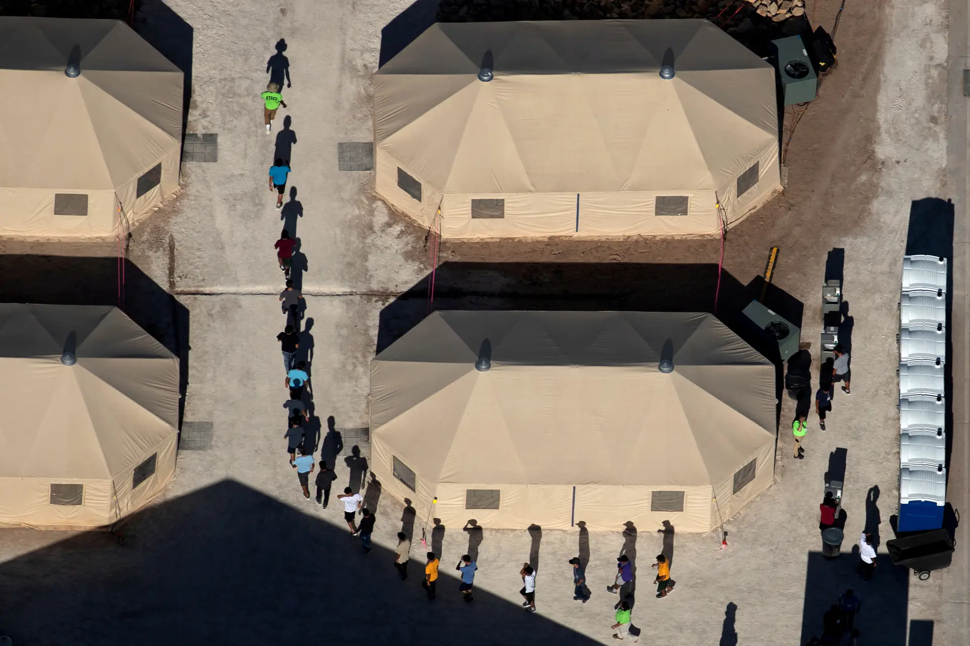 EUA dizem que levará até dois anos para identificar famílias migrantes separadas