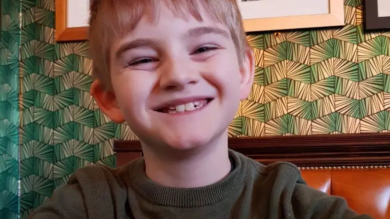 "O meu nome é Charlie, sou autista e fui obrigado a usar um colete amarelo no recreio"