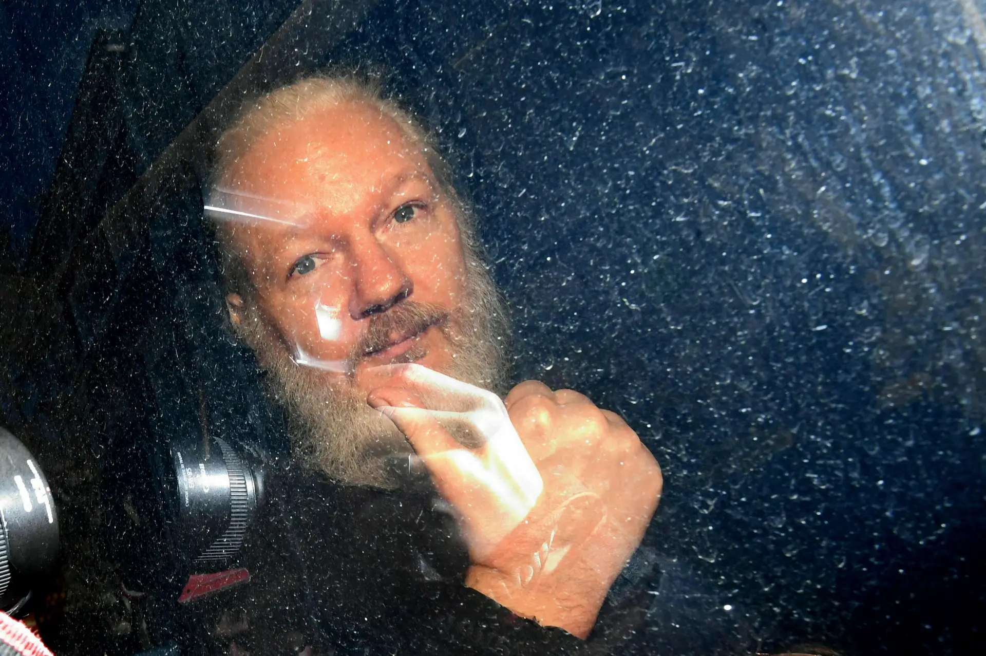 Estados Unidos pedem extradição de Assange após detenção