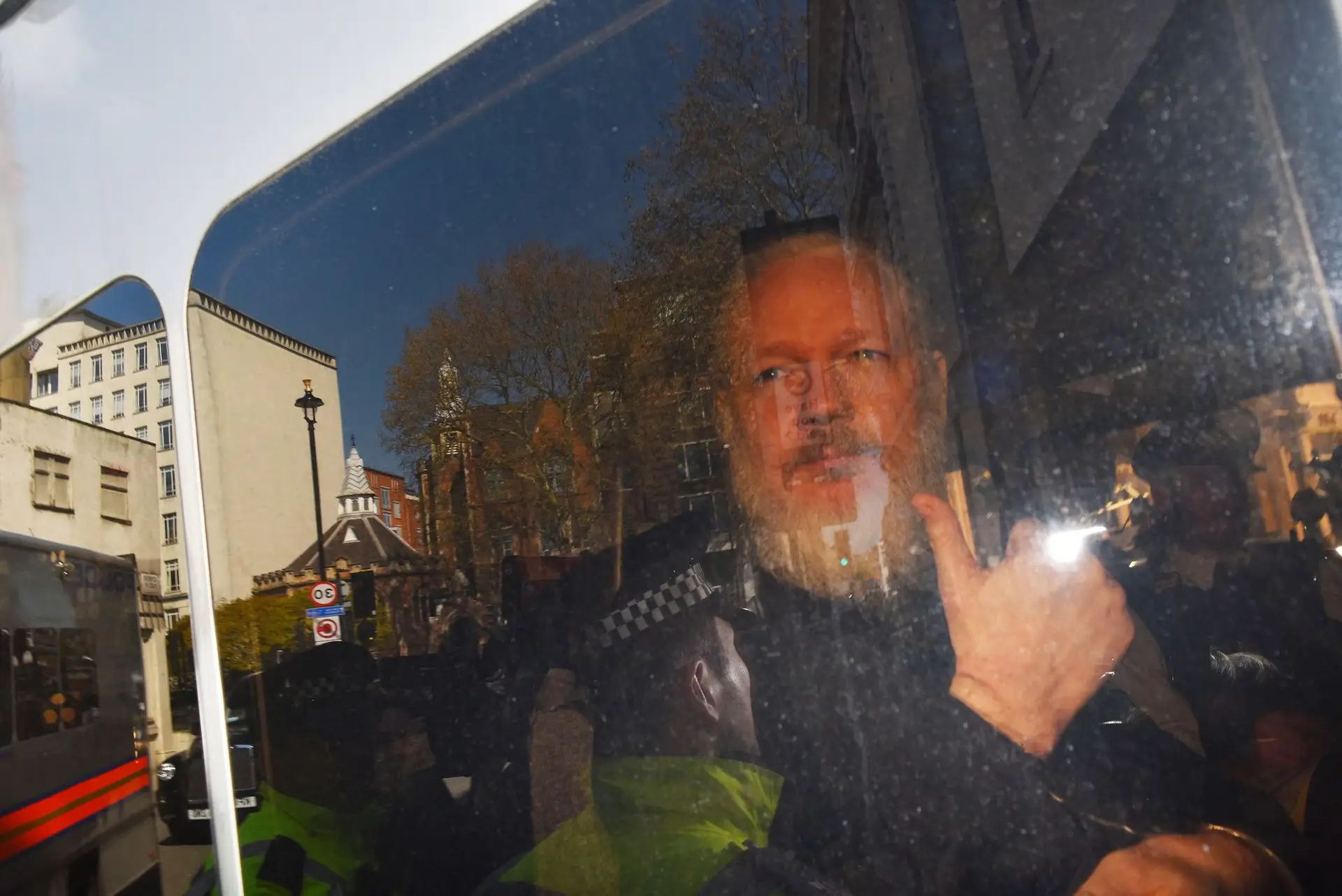 A semana fica também marcada pela detenção do fundador da Wikileaks, Julian Assange, na embaixada do Equador