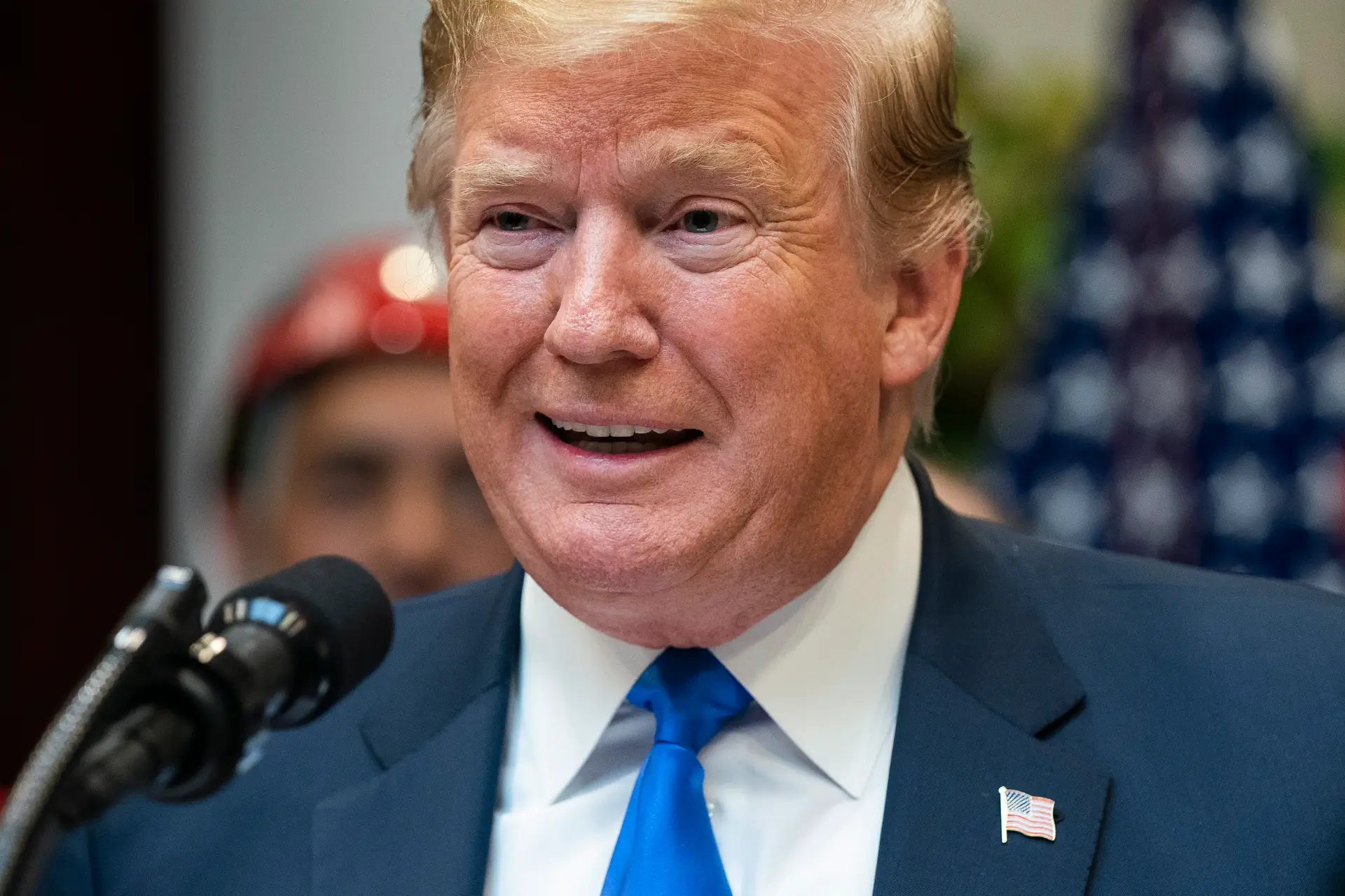 Trump diz que quer vencer a corrida do 5G
